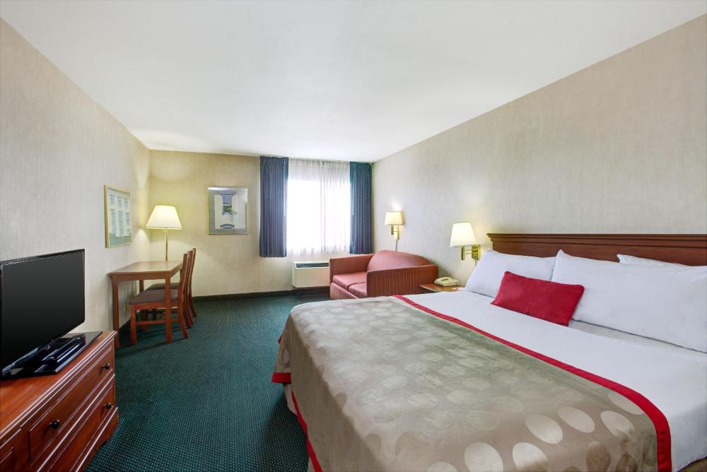 Deluxe King Room - Non-Smoking interior